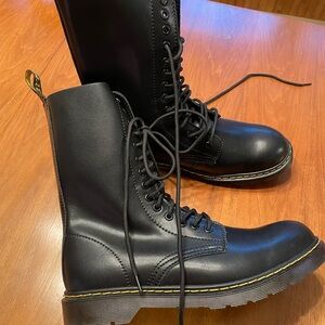 Men’s Black Lace-Up Combat Boots - Doc Martens. New without tags.